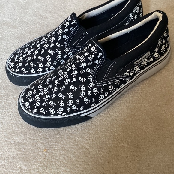 NWOT Airwalk 86 B/W Canvas Skull & Crossbones Platform Flats - Picture 2 of 5